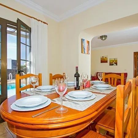 Puerto Del Carmen Sleeps 10 Pool Air Con Wifi Villa Puerto del Carmen (Lanzarote)